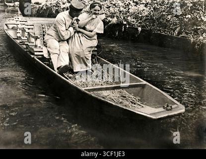 Ein deutscher Soldat, der in der Gegend mit einer jungen Frau zusammengebracht wurde, teilen sich 1913 einen Moment in einem kleinen Boot auf dem Spreewald. Stockfoto