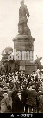 Im August 1914 feiert die Menschenmenge vor der Bismarck-Statue in Berlin nach der Kriegserklärung an Frankreich während der Mobilisierung des Ersten Weltkriegs. Stockfoto