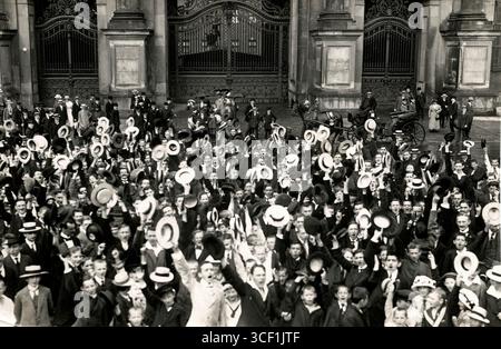 Im August 1914, nach der Kriegserklärung an Frankreich, feiern Menschen vor dem Königspalast in Berlin während der Mobilisierung des Ersten Weltkriegs. Stockfoto