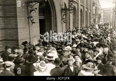 In den Straßen Berlins feiern Menschenmassen während der Ankündigung der Kriegserklärung an Frankreich 1914, der Mobilisierung des Ersten Weltkriegs. Stockfoto