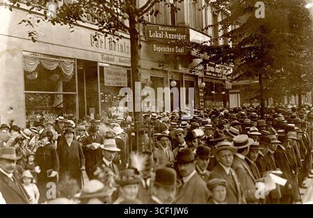 Die Menschenmassen feiern in den Straßen Berlins nach der Kriegserklärung an Frankreich 1914 während der Mobilisierung des Ersten Weltkriegs Stockfoto