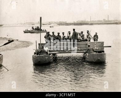 1. Weltkrieg, Ostfront. Deutsche transportierten Holz über die Weichsel, um Brücken in Warschau zu bauen, Polen, 1915. Stockfoto