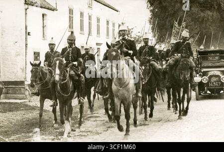 Ein französisches Kavallerie-Regiment durchquert während des Ersten Weltkriegs 1914 ein belgisches Dorf. Stockfoto