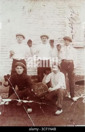 Dieses Foto aus dem Jahr 1916 zeigt ein Pelota-Team in Godarville. Neben Marcel Charlier, Edmond Charlier und Emile Bomal sitzen Augustin Vanderbèque und Léon Robert. Stockfoto