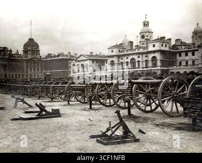Deutsche Kanonen wurden in London bei der Horse Guard Parade als Kriegsbeute aus dem Ersten Weltkrieg 1915 gezeigt. Stockfoto