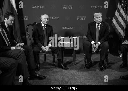 ANCHORAGE, ALASKA, USA - 15. August 2025 - US-Präsident Donald Trump und russischer Präsident Wladimir Putin auf der Joint Base Elmendorf Richardson in Anchor Stockfoto
