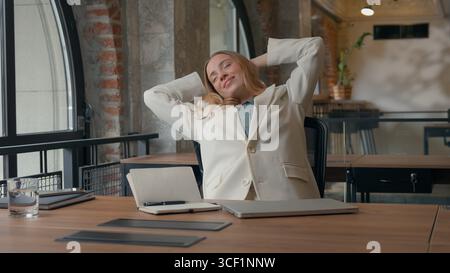 Kaukasische Geschäftsfrau beendet Notizen zu schreiben enge Laptop Geschäftsfrau Job erledigt Aufhören zu schreiben entspannende Unternehmerin professionelles Mädchen weiblich in Stockfoto
