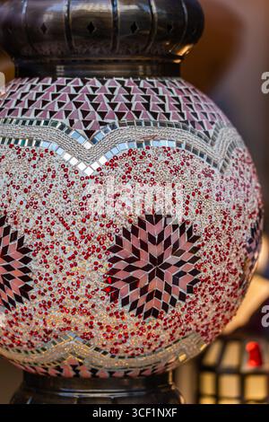 Nahaufnahme einer wunderschönen Mosaiklampe Stockfoto