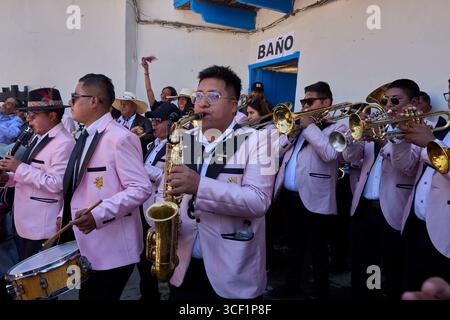 Die Luft erwacht in Paucartambo zum Leben, während Musiker den Rhythmus der Virgen del Carmen-Feiern einen pulsierenden Herzschlag aus Hingabe, Tradition und anführen Stockfoto