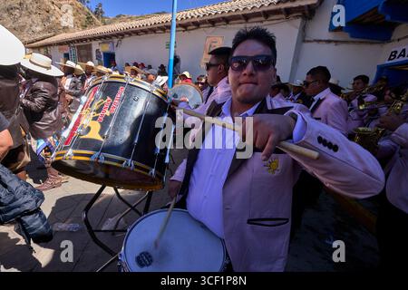 Die Luft erwacht in Paucartambo zum Leben, während Musiker den Rhythmus der Virgen del Carmen-Feiern einen pulsierenden Herzschlag aus Hingabe, Tradition und anführen Stockfoto