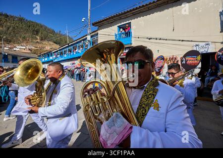 Die Luft erwacht in Paucartambo zum Leben, während Musiker den Rhythmus der Virgen del Carmen-Feiern einen pulsierenden Herzschlag aus Hingabe, Tradition und anführen Stockfoto