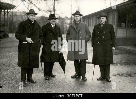1922 fand im Haager Zoo ein internationaler Friedenskongress statt, der von den Internationalen Gewerkschaften organisiert wurde. Das Foto zeigt vier Führer aus verschiedenen Ländern: Robert Williams (England), Anton Hüber (Österreich), Edo Fimmen und J. Oudegeest (Niederlande). Stockfoto