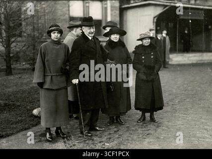 Mr. P.J. Troelstra und seine Familie werden im Garten des Haager Zoos während des Internationalen Friedenskongresses 1922, der von den Internationalen Gewerkschaften organisiert wurde, abgebildet. Im Mittelpunkt der Veranstaltung standen Friedensgespräche und internationale Zusammenarbeit. Stockfoto