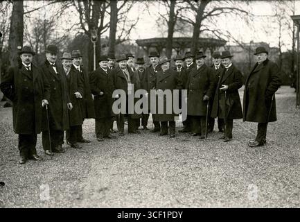 Die skandinavische Delegation posiert für ein Foto im Garten des Haager Zoos während des Internationalen Friedenskongresses 1922, der von den Internationalen Gewerkschaften abgehalten wird. Der Kongress zielte darauf ab, Frieden und internationale Solidarität zu fördern. Stockfoto