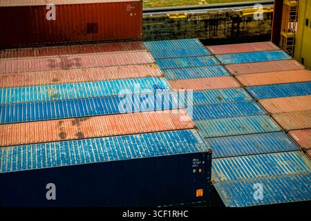 Gestapelte Schiffscontainer an Bord eines Frachtschiffs, das den Panamakanal durchquert. Stockfoto
