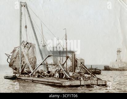 Im Jahr 1913 wurde bei der Bergung des Dampfschiffs s.s. Eastwell in IJmuiden, Niederlande, das Frachtraumdach mit einem 50-Tonnen-Kran angehoben. Stockfoto