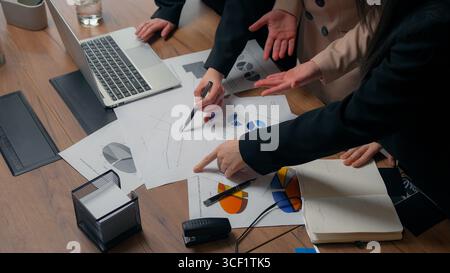 Nahaufnahme drei unerkennbare Geschäftsfrauen unbekannte Mädchen multirassische Geschäftsfrauen Asiatische kaukasische muslimische Manager planen Marketing Stockfoto