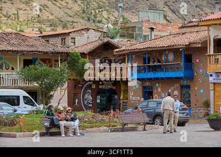 Der pulsierende Hauptplatz von Pisac, lebendig mit Farben, Märkten und der zeitlosen Energie des Heiligen Tals Stockfoto