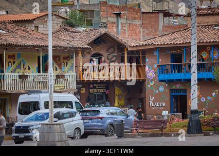 Der pulsierende Hauptplatz von Pisac, lebendig mit Farben, Märkten und der zeitlosen Energie des Heiligen Tals Stockfoto