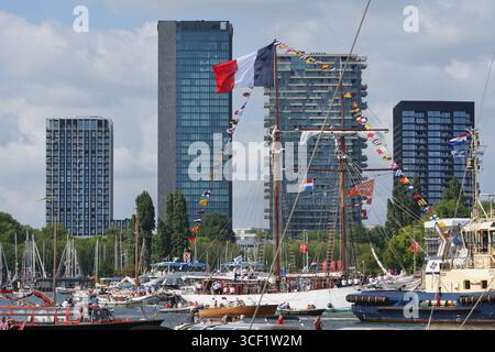 Amsterdam, Niederlande. August 2025. AMSTERDAM, NIEDERLANDE - 20. AUGUST: Eine allgemeine Ansicht zeigt Hunderte von großen Schiffen während der Ankunft der Segelparade, die den offiziellen Start für die 10. Ausgabe von SAIL Amsterdam auf dem Fluss IJ am 20. August 2025 in Amsterdam, Niederlande, markiert. Die Veranstaltung findet alle fünf Jahre statt und zieht Hunderttausende von Zuschauern an. (Foto von Paulo Amorim/SIPA USA) Credit: SIPA USA/Alamy Live News Stockfoto