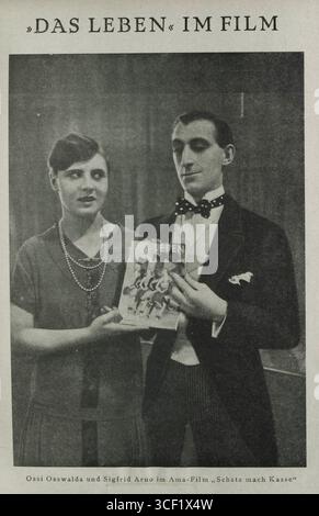 Ein Standbild aus dem Film „Schatz, mach“ Kasse aus dem Jahr 1926 mit Ossi Oswalda und Siegfried Arno. Dieses Bild fängt einen Moment aus dem deutschen Stummfilm dieser Zeit ein. Stockfoto