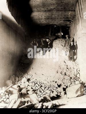 Am 14. Mai 1926 verursachte ein Mergelsteinbruch in Kanne, Belgien, einen großen Schutthaufen am Haupteingang, wo die Suche nach Vermissten fortgesetzt wurde. Stockfoto