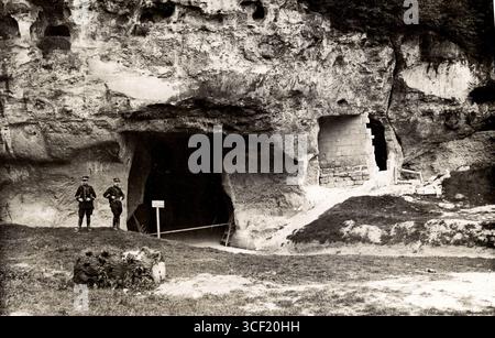 Am 14. Mai 1926 bewachten Soldaten in Kanne, Belgien, den Haupteingang eines eingestürzten Mergelsteinbruchs, wo Druckluft aus dem Zusammenbruch ein Loch in eine Mauer gerissen hatte. Stockfoto
