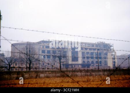 Ruine des Hauses Vaterland am Potsdamer Platz, Berlin, April 1963. Einst ein großartiger Unterhaltungspalast, im Verfall hinter der Berliner Mauer zurückgelassen. Stockfoto