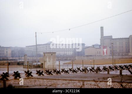 Potsdamer Platz, Berlin, April 1963. Blick auf die Berliner Mauerbefestigung und den Wachturm während der Teilung der Stadt im Kalten Krieg. Stockfoto