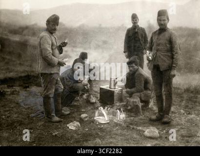 Während des Ersten Balkankrieges 1912 wurden türkische Kriegsgefangene gesehen, die über einem Lagerfeuer in Podgorica (Montenegro) Kaffee zubereiteten. Dieses Foto zeigt türkische Soldaten auf freiem Feld. Stockfoto