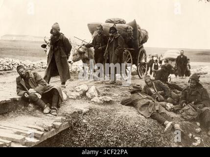 Während des Ersten Balkankrieges im November 1912 trafen türkische Soldaten, die zwischen San Stefano und Istanbul unterwegs waren, auf Cholera-Mitstreiter. Stockfoto