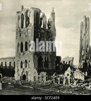 1919 stehen der Belfort und die Tuchhalle von Ypern, Belgien, nach wiederholten Bombenangriffen im Ersten Weltkrieg als Ruinen und erinnern an die Schrecken des Krieges. Stockfoto