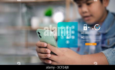 Datenschutz, Cybersicherheit und Online-Datenschutz. Image eignet sich ideal für Inhalte über digitale Sicherheit und Datenschutz. Person, die ein Smartphone mit einem Di hält Stockfoto