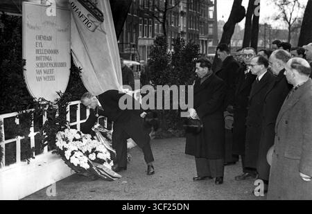 Herr Arn. J. d’Ailly, Bürgermeister von Amsterdam, legt am 25. Februar 1950 einen Kranz auf dem Jonas Daniel Meijerplein, um an den Februarstreik von 1941 zu erinnern, ein bedeutender Moment in der Geschichte des Zweiten Weltkriegs. Stockfoto