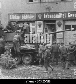 Dieses italienische Foto vom April 1945 zeigt T-34/85-Panzer während der Schlacht bei Berlin, einer der entscheidenden Schlachten des Zweiten Weltkriegs Stockfoto