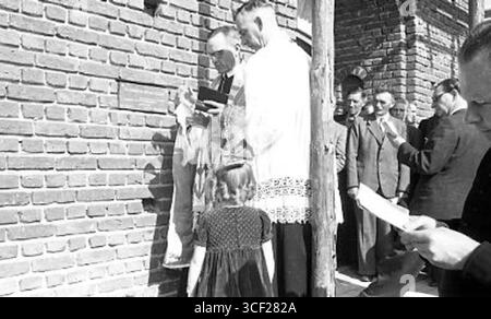 Dieses Foto aus dem Jahr 1953 zeigt die Zeremonie, bei der der erste Stein für den „Onbevlekt Hart van Mariakerk“ an der Kreuzung von Heymansstraat und Kockerseweg im Boekend-Gebiet von Venlo gelegt wurde. Stockfoto