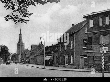 Ein Foto aus den 1930er Jahren der Grotestraat an der Kreuzung mit Spoorstraat und Engerstraat mit Blick auf die St. Martinus Kirche. Dieses Bild zeigt die Straßenlandschaft der Gegend während des frühen 20. Jahrhunderts. Stockfoto