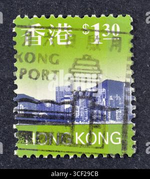 Gestempelte Briefmarke, gedruckt von Brasilien, die Skyline von Hongkong zeigt, um 1997. Stockfoto