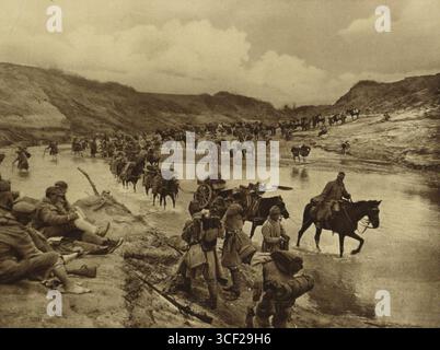 Die österreichisch-ungarische Kavallerie überquerte einen Fluss in Albanien während des Ersten Weltkriegs, der 1916 gefangen genommen wurde. Dieses Bild zeigt die militärische Bewegung in der Region, die die militärischen Strategien und die Logistik der österreichisch-ungarischen Streitkräfte widerspiegelt. Stockfoto