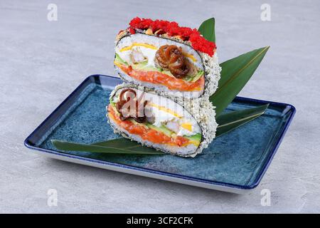 Gourmet-Onigirazu Sushi-Sandwich mit Lachs, Baby-Oktopus, Garnelen und Avocado Stockfoto