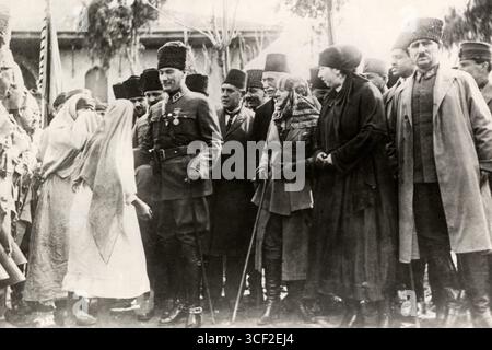 Der türkische Führer Mustafa Kemal Atatürk (1881–1938) begrüßt eine Delegation aus der südtürkischen Stadt Adana in Uniform und astrachan-Hut. Seine Frau, Latife Ussak, steht neben ihm. Das Foto wurde wahrscheinlich zwischen 1922 und 1923 aufgenommen. Stockfoto