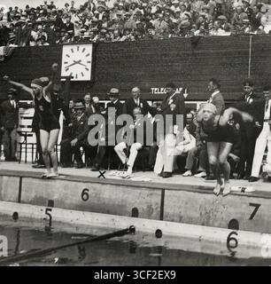 Dieses Bild von den Olympischen Sommerspielen 1928 in Amsterdam zeigt Prinz Hendrik, der über dem Kreuz markiert ist, im Schwimmstadion, wo Marie „ZUS“ Braun die Silbermedaille erhielt. Er fängt Braun auch während des 400 Meter langen Freestyle-Events ein. Stockfoto