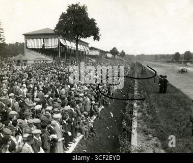 1928 stürzte der italienische Fahrer Emilio Materassi auf der Rennstrecke von Monza in die Menge, was 23 Todesopfer und viele Verletzte zur Folge hatte. Der Vorfall ereignete sich am Autodrome Nazionale Monza in Italien. Stockfoto