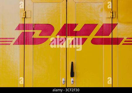 Berlin, Deutschland. August 2025. Die Inschrift des Paketdienstes DHL befindet sich auf einem Zustellfahrzeug in Berlin, 19. August 2025. Quelle: dpa/Alamy Live News Stockfoto