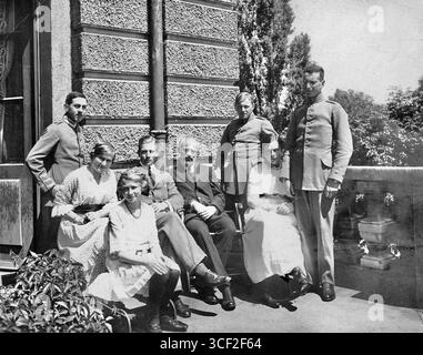 Gruppenfoto aus Frankfurt am Main um 1916/17: Gustav Wyneken, Leutnant Dr. Paul reiner, mit seiner Frau Anna Sara reiner, geb. Hochschild. Paul reiner ist mit dem Königlich Bayerischen Militärverdienstkreuz II. Klasse und dem Preußischen Eisernen Kreuz II. Klasse dargestellt. Stockfoto
