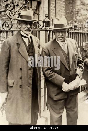 James Ramsay MacDonald (1866–1937), britischer Politiker und Premierminister, Mitbegründer der Labour Party, wird 1929 zusammen mit Jimmy Thomas, dem Chief Whip in MacDonalds zweitem Kabinett, auf einem Foto gezeigt. Das Foto wurde in London aufgenommen. Stockfoto