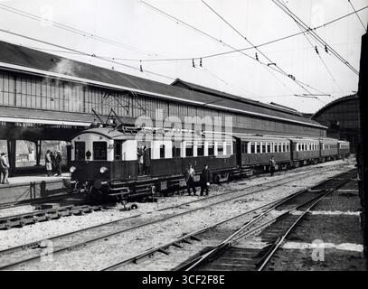 Der neue Elektrozug (Typ „Blokkendoos“) der niederländischen Eisenbahnen am Bahnhof Haarlem, der 1927 für die Rotterdamer Verbindung in Betrieb war. Stockfoto