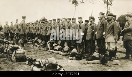 Während des Ersten Weltkriegs 1914 stehen deutsche Soldaten in Belgien in Bildung. Das Foto zeigt die disziplinierte Ordnung der Truppen bei der Vorbereitung auf die Schlacht in den frühen Stadien des Krieges. Stockfoto