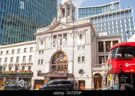 LONDON, 6. AUGUST 2025: Das Victoria Palace Theater zeigt Hamilton mit Glasbüros im Hintergrund Stockfoto