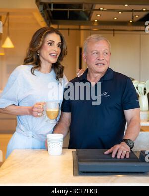 König Abdullah II. Von Jordanien, begleitet von seiner Frau, Königin Rania Al Abdullah, König Abdullah II. Von Jordanien, begleitet von seiner Frau, Königin Rania Al Abdullah, am 20. August 2025 in Amman, Jordanien. Royal Hashemite Court apaimages Amman Amman Jordan 200825 Jordan JPO 1 001 Copyright: XapaimagesxRoyalxHashemitexCourtxxapaimagesx Stockfoto